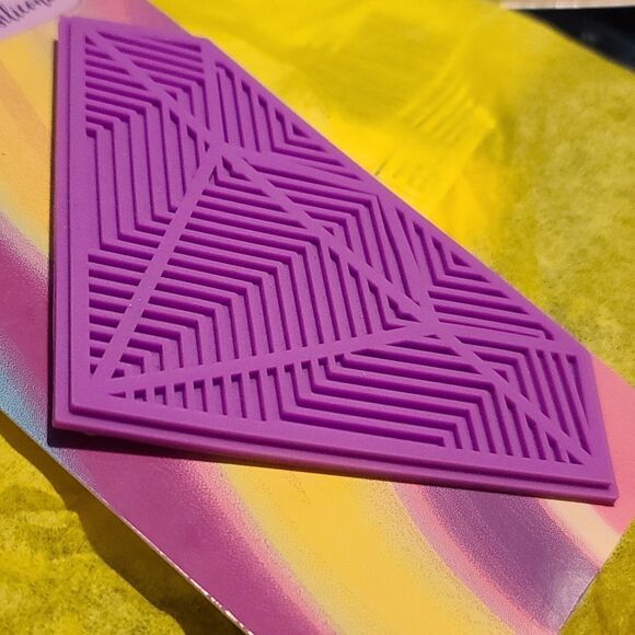 Silicone Purple Diamond Make-up Brush Cleaner - Picture 1 of 3